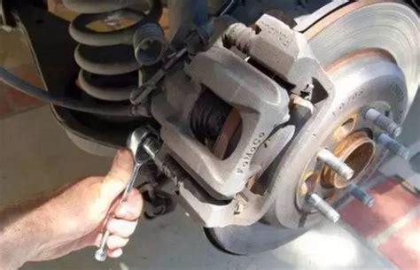 半挂车刹车片怎么装,货车刹车片怎么安装 - 红豆知识网