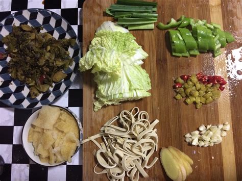 酸菜最简单的做法,怎么用蒜苗泡酸菜