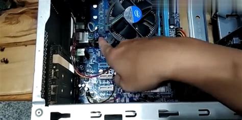 電腦主機開了 顯示器不亮 怎么回事