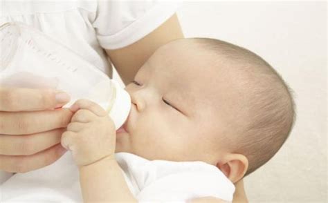 六个月宝宝吃奶不排便怎么办