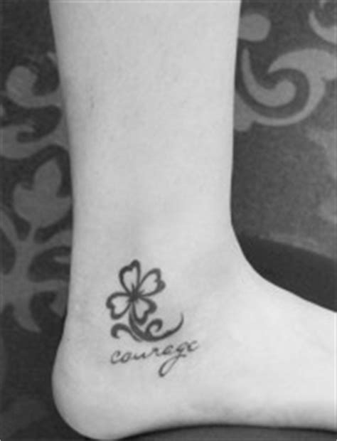 纹身图案女后背大莲花,非常美的莲花纹身