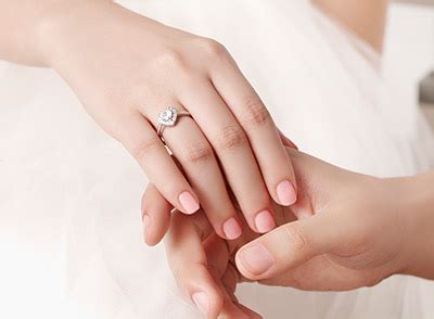 求婚时戒指怎么会掉落,求婚戒指的戴法有哪些