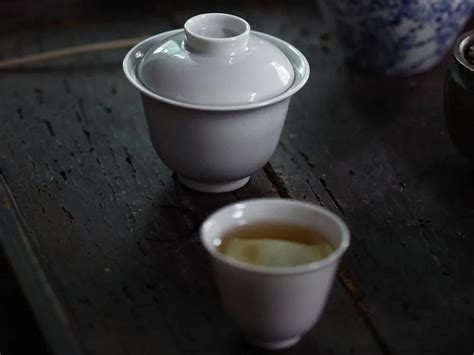老白茶的茶汤色泽出现了红色,煮的老白茶的茶汤是什么颜色