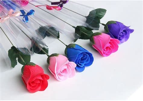 真的玫瑰花和香皂玫瑰花你们会选哪种?能告诉我选择真花和香皂花的的原因吗?