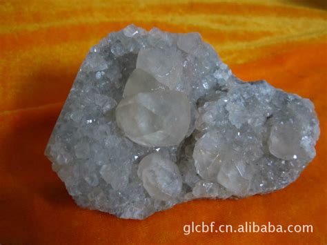 山里水晶石多少钱一吨,昆明一市民收藏巨型矿物结晶石