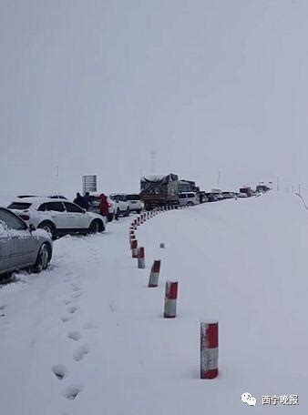 青海祁连昨夜大雪，上千辆车被困景阳岭