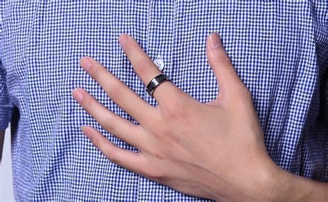 男人食指带戒指是什么意思？