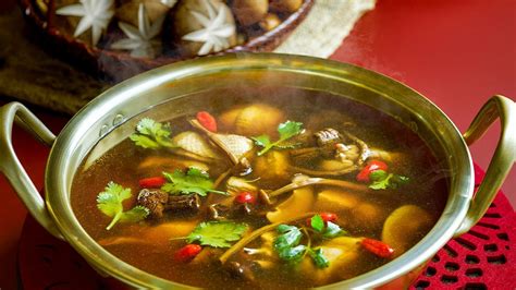 超经典的姬松茸茶树菇墨鱼汤在家也能做。 姬松茸炖茶树菇