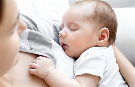 新生宝宝吃母乳就拉肚子怎么回事
