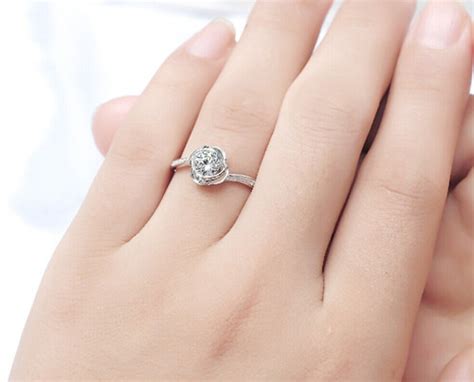 女士的婚戒是戴在哪个手上的,女生戒指戴哪个手指