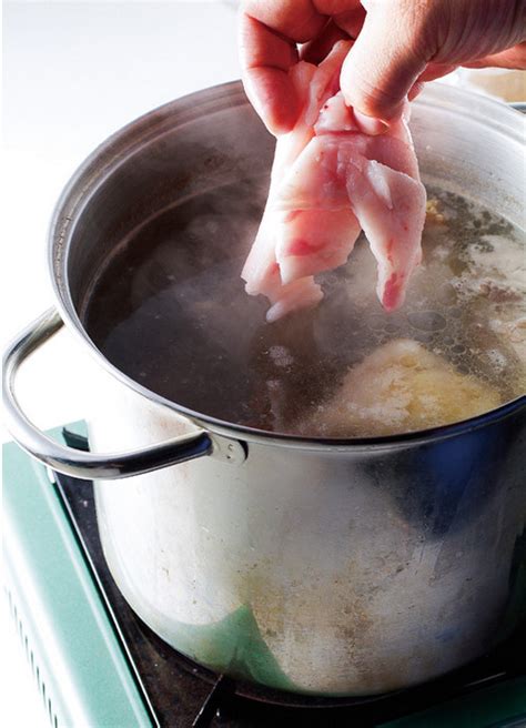 日式豚骨拉面的汤底怎么做的,豚骨烫怎么做