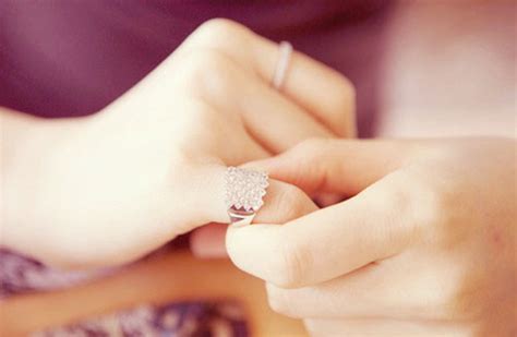 女人戴戒指的含义,结婚戒子对女人来说象征这什么