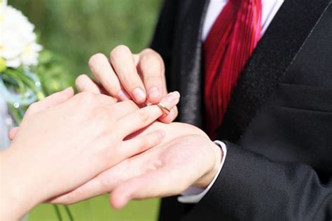 情侣戒指女戴哪个手指,戒指不同的戴法的意义是什么