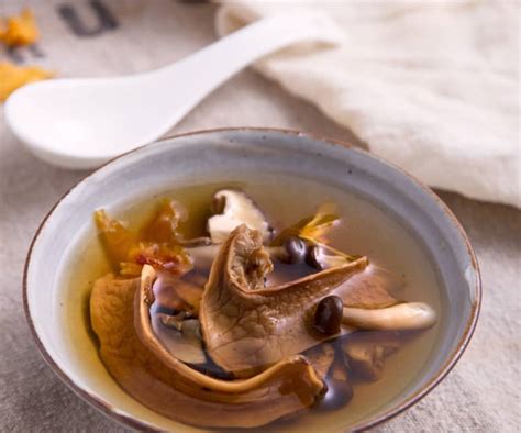 鲜松茸菌汤的做法 花草拌松茸菌汤