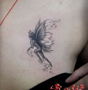 女孩胸上纹身图片欣赏,适合女生胸口的纹身图案
