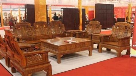 想在客厅安置一套红木家具,一套下来大概需要多少钱?现在红木的价格怎么样?