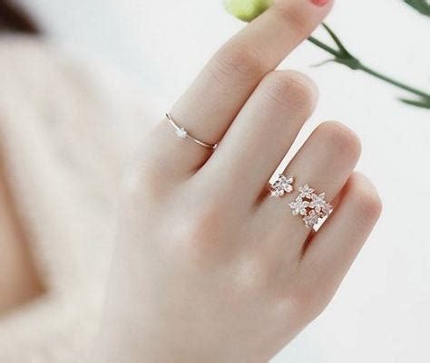 订婚和结婚戒指戴哪个手指,不同手指戴戒指有什么含义
