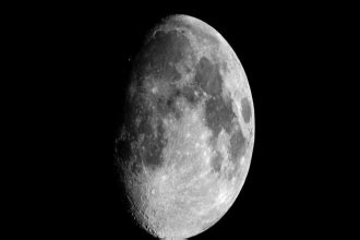 为什么月球只有一面对着地球,月球中心会有陀螺仪吗