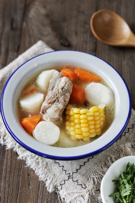 家常菜谱猪骨汤,怎样做猪骨汤会白一点呢