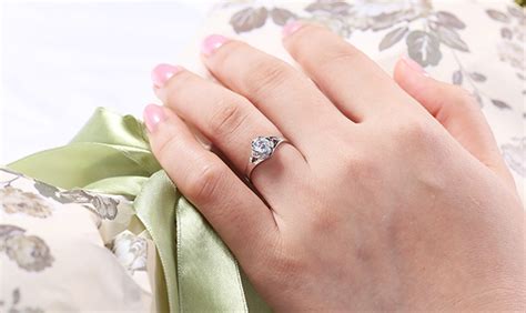 求婚和结婚女方戒指怎么戴,左右手都可戴