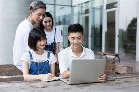 如果男生让女生带他一起学习是什么意思？女生不知道该怎么回复，就没回微信，男生会怎么想呢？