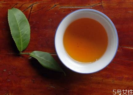 绿莹莹的松针煮出来的茶水为什么是红色的,要喝多久松针茶才有减肥的效果