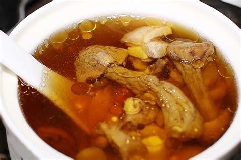 云南野生菌菇炖鸡汤 鸡松茸香菇炖鸡