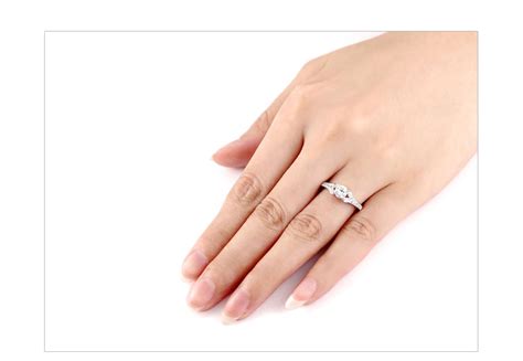 热恋情侣戴戒指戴哪个手指,情侣戴戒指戴哪个手指图片