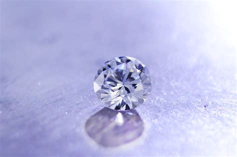 如何鉴别裸钻的质量,培育钻石是怎样来鉴别的