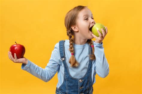 小孩咬了一下很烂的苹果会中毒吗?咬的苹果已经扣出来了 还会有毒进到肚子里面吗?