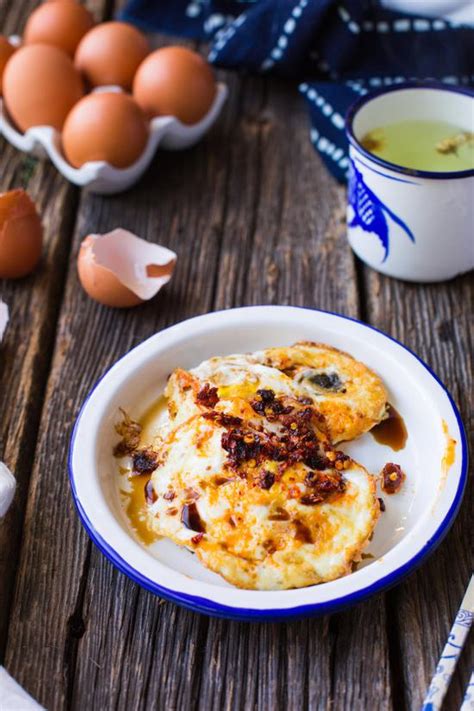 炸鸡蛋怎么弄好吃又简单,把鸡蛋放进滚烫的油锅里