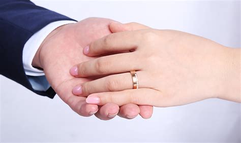 订婚女的戒子带什么手指,不同戴法有什么讲究