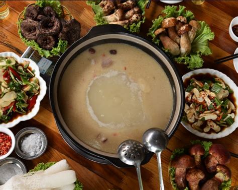 吃松茸 竹荪鸡汤,松茸竹荪鸡汤的做法