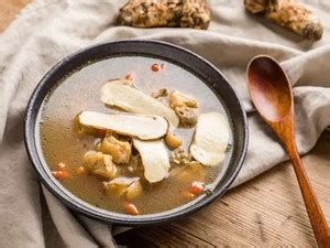 松茸和雞煲湯有什么好處,學個松茸枸杞燉雞湯