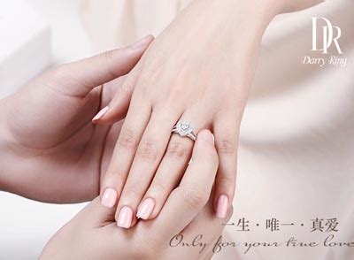带求婚戒指应该带哪个手指,订婚戒指戴哪个手指