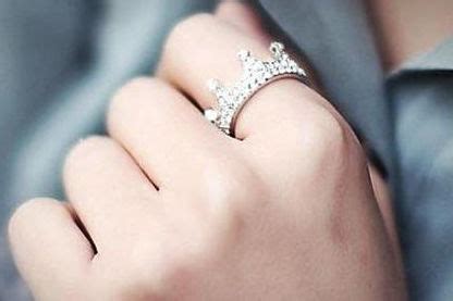 结婚了 戒子带什么指头,结婚戒指怎么戴