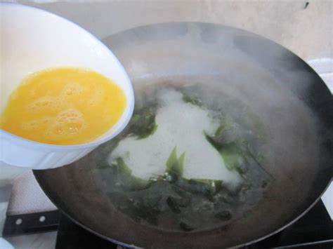 海带鸡蛋汤怎么做好吃,我这样做精致一人食虾仁海带豆腐汤