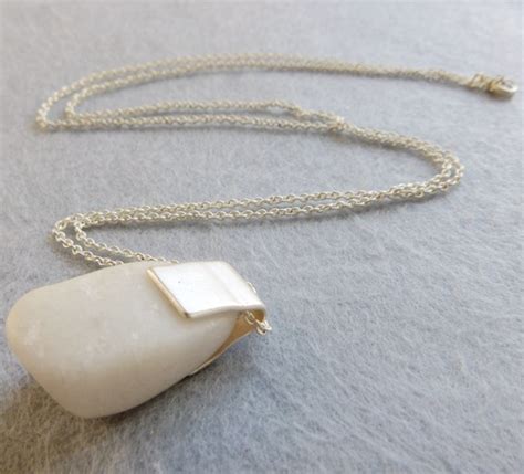 纯天然白色石头手链是什么材质的,做多宝串的材质都有哪些吗