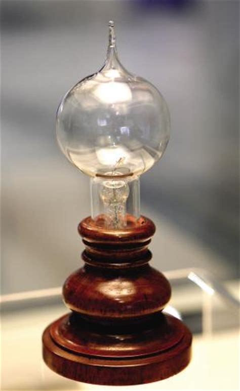 电灯是爱迪生发明的吗,爱迪生发明灯泡