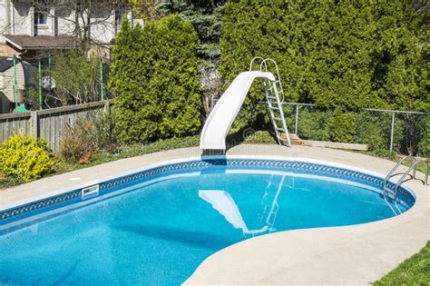 在后院搭建一个简易的游泳池,后院泳池怎么改造