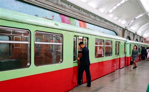 朝鲜地铁车厢，抓拍市民表情