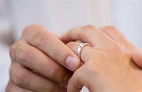 订婚戒指在哪个手上戴,订婚戒指戴哪个手指