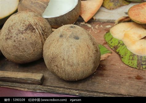 泰国小哥剥椰子皮,怎么剥椰子的肉